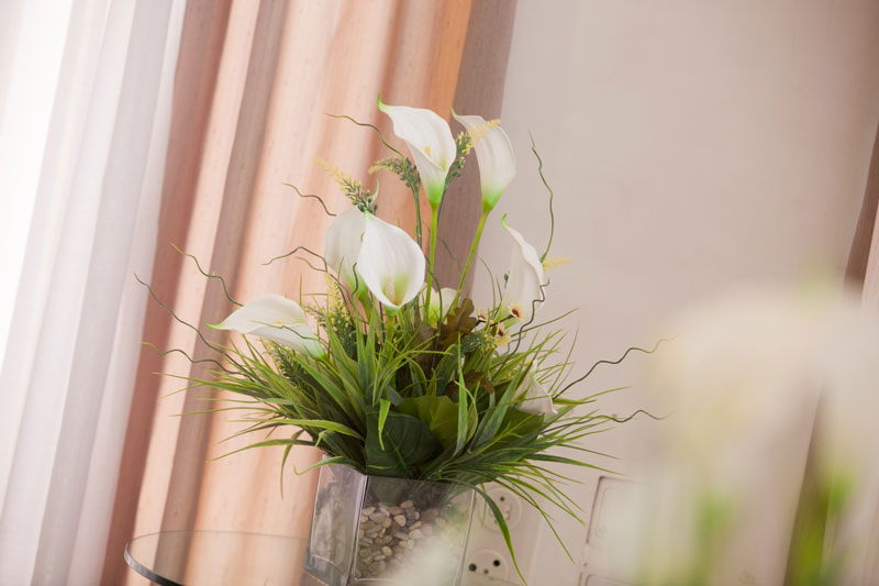 bedroom5-flowerpot-with-white-flowers